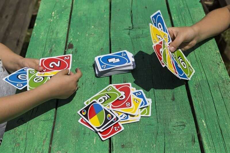 Nếu quên hô "Uno" và bị người khác phát hiện sẽ bị phạt rút 2 lá bài